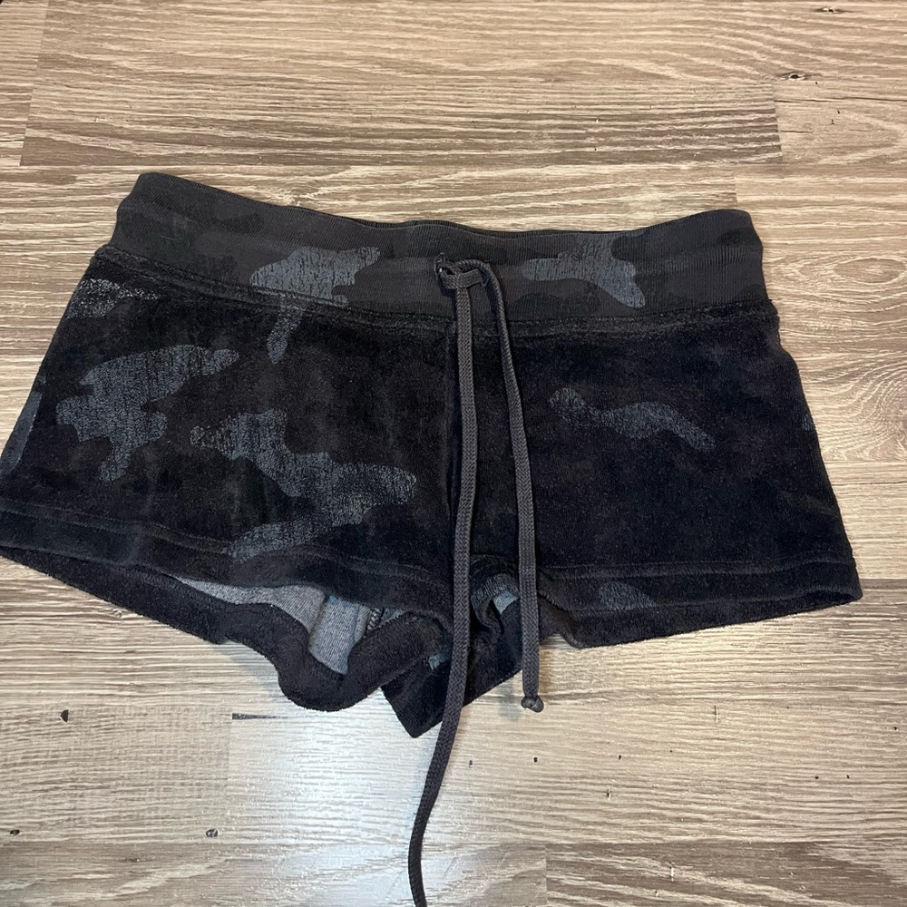 Hard Tail grey low rise camo shorts, size juniors L